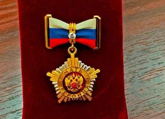 «Мать-героиня» из Красного Кута высоко оценила работу губернатора по поддержке семей региона