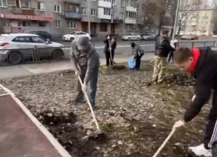 В городском субботнике приняли участие 12 тысяч саратовцев