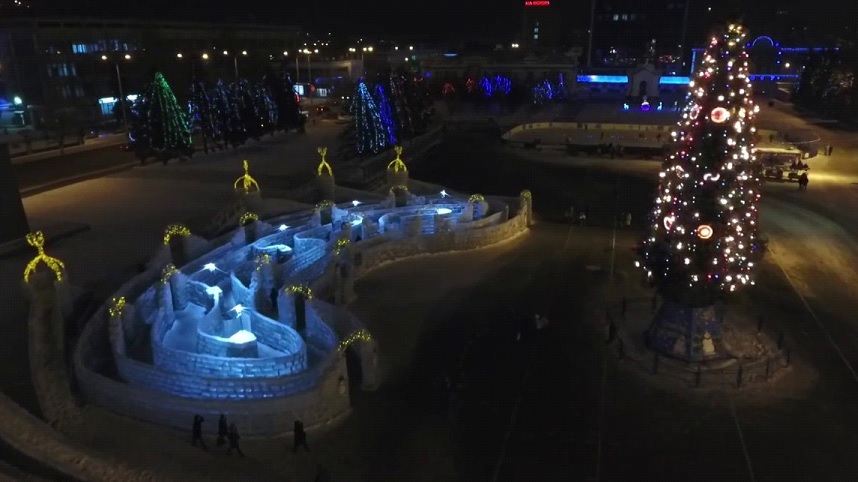 Театральная площадь Саратова засияла новогодними гирляндами