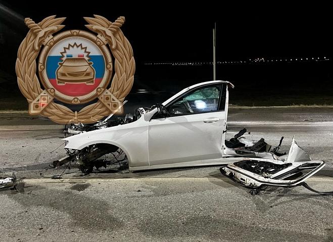 В аварии под Саратовом машину разорвало на части, водитель погиб